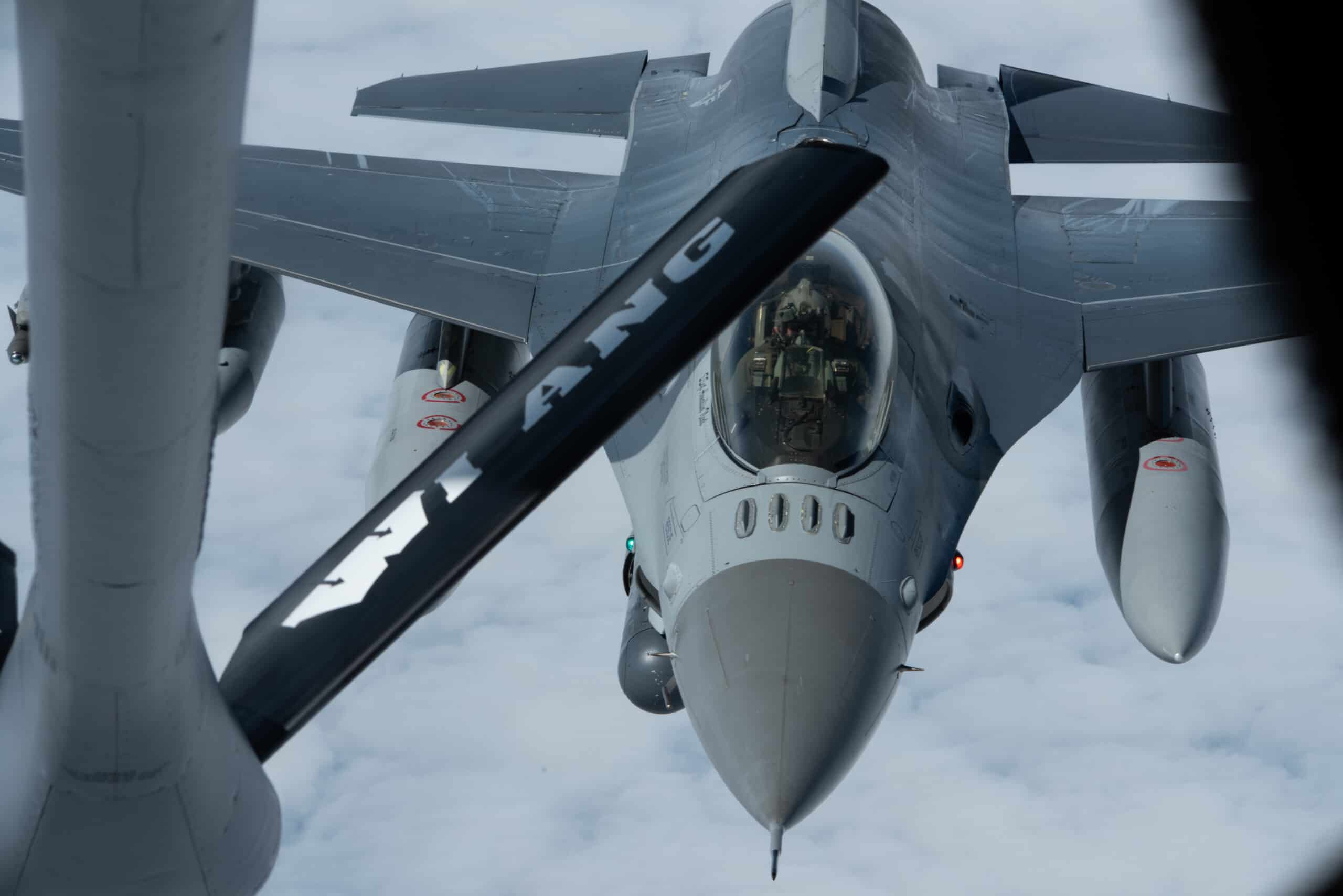 Američki F-16 tokom punjenja gorivom u letu