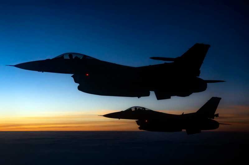Dva F-16 u let