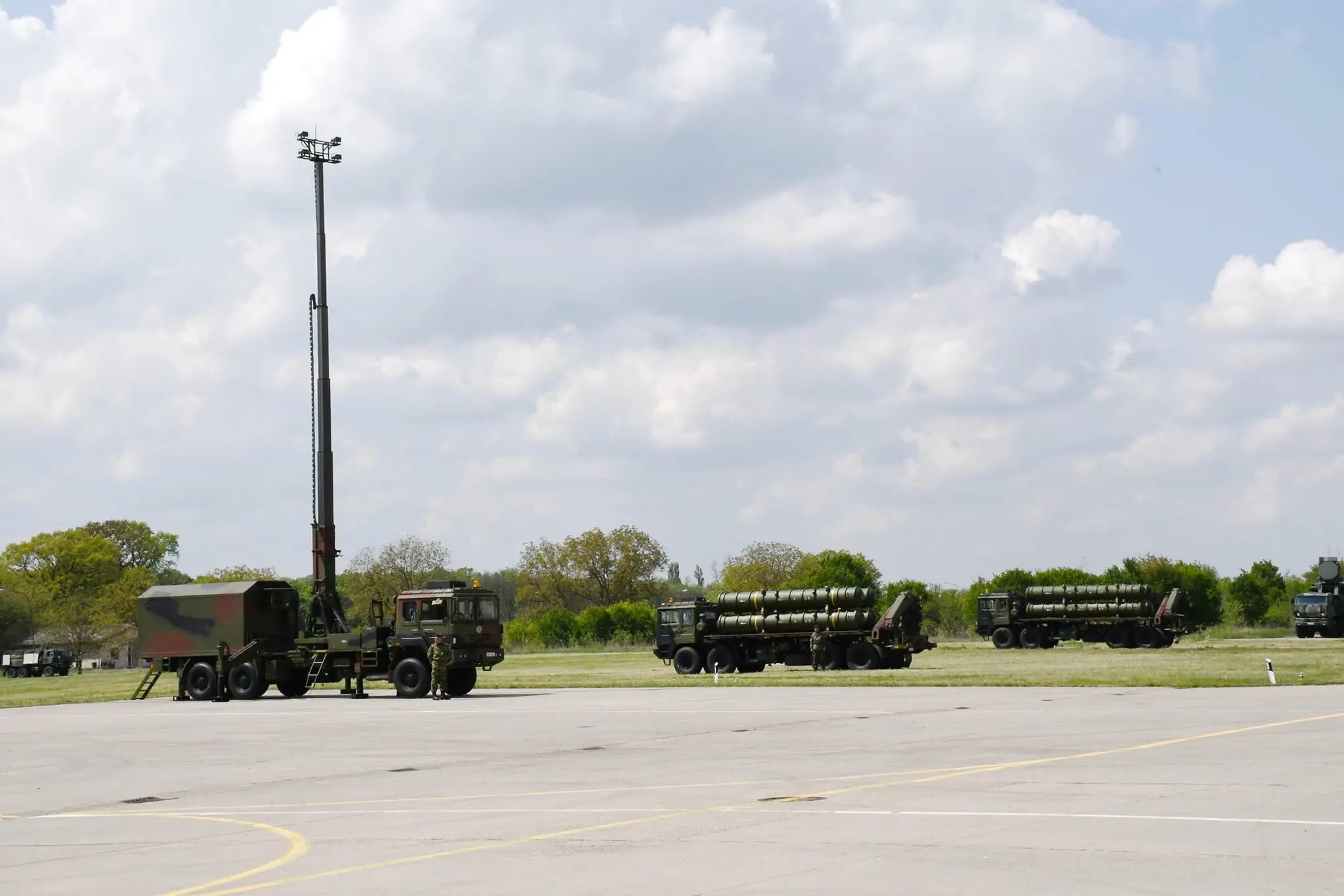 У саставу једне ракетне батерије осим командног возила налазе се и 3 самоходна лансирна оруђа