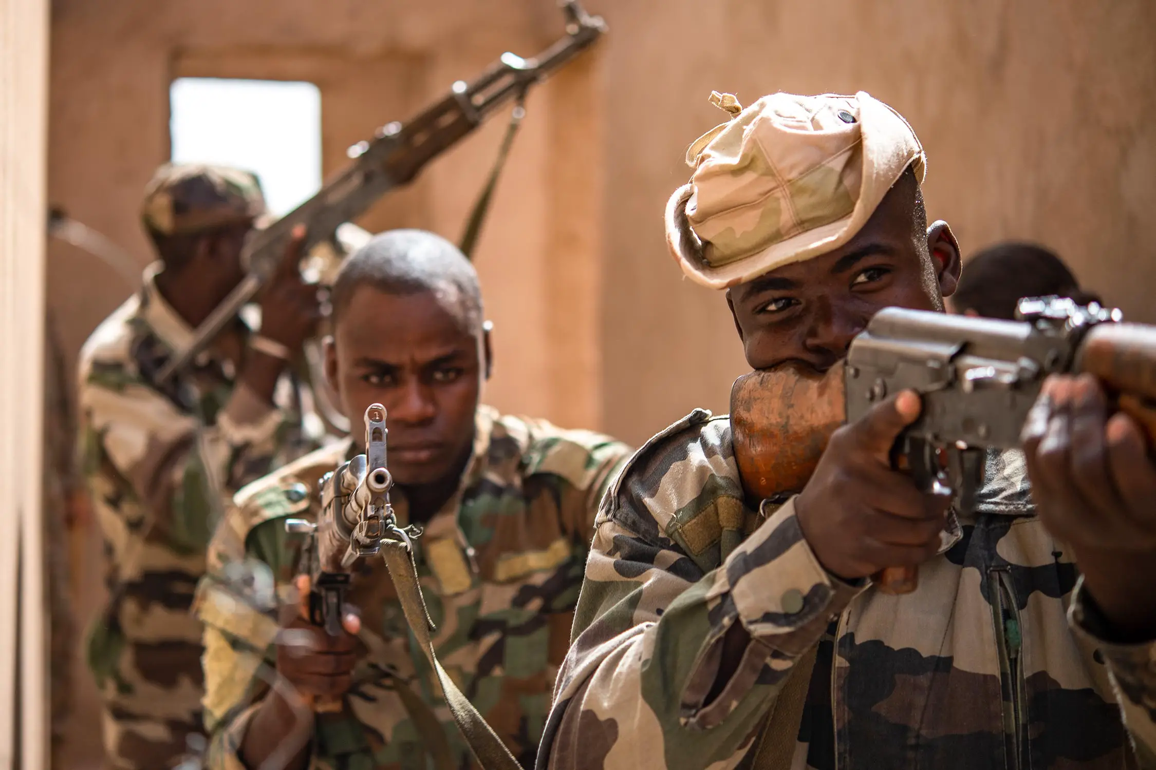 niger-soldiers-air-base-201-agadez-niger-5575933