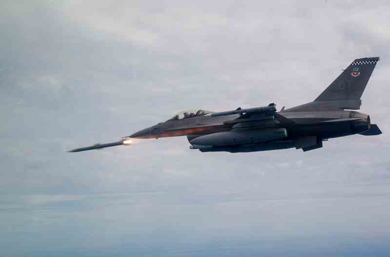 F-16 Fighting Falcon Fires Missle