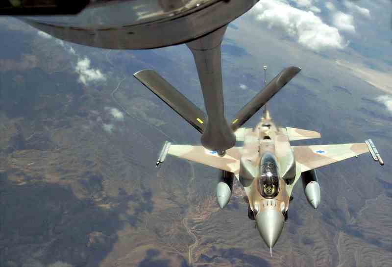 Izraelski F-16 punjenje gorivom u letu