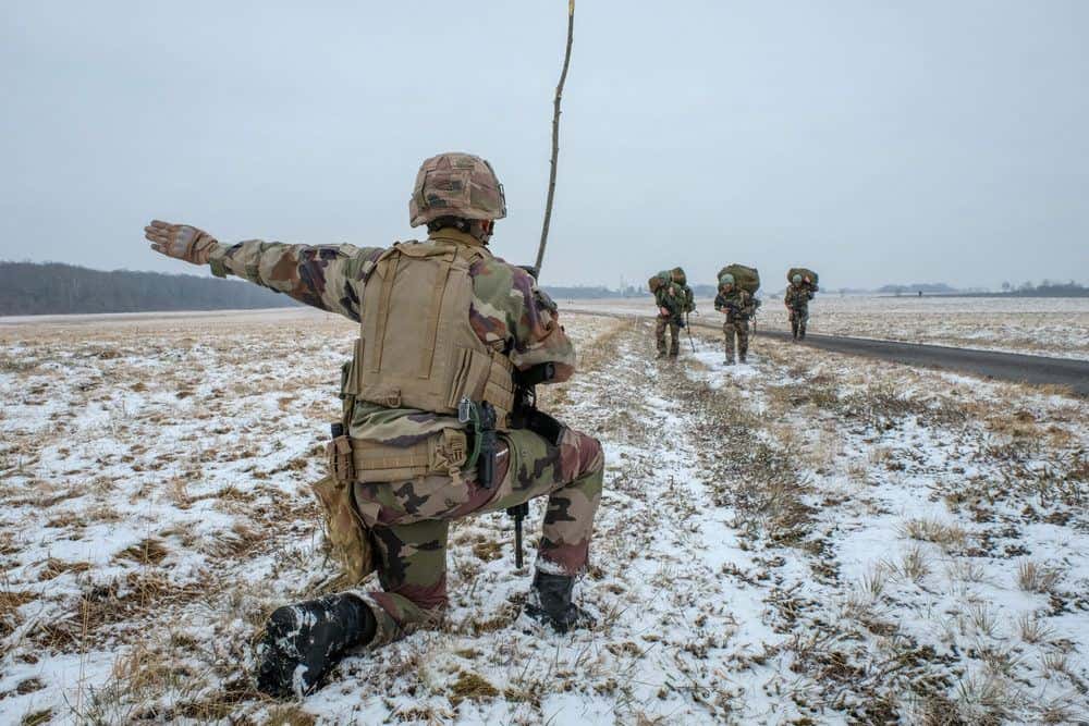 Toulouse,,France,-,February,08:,Paratroopers,In,The,Snow,Doing