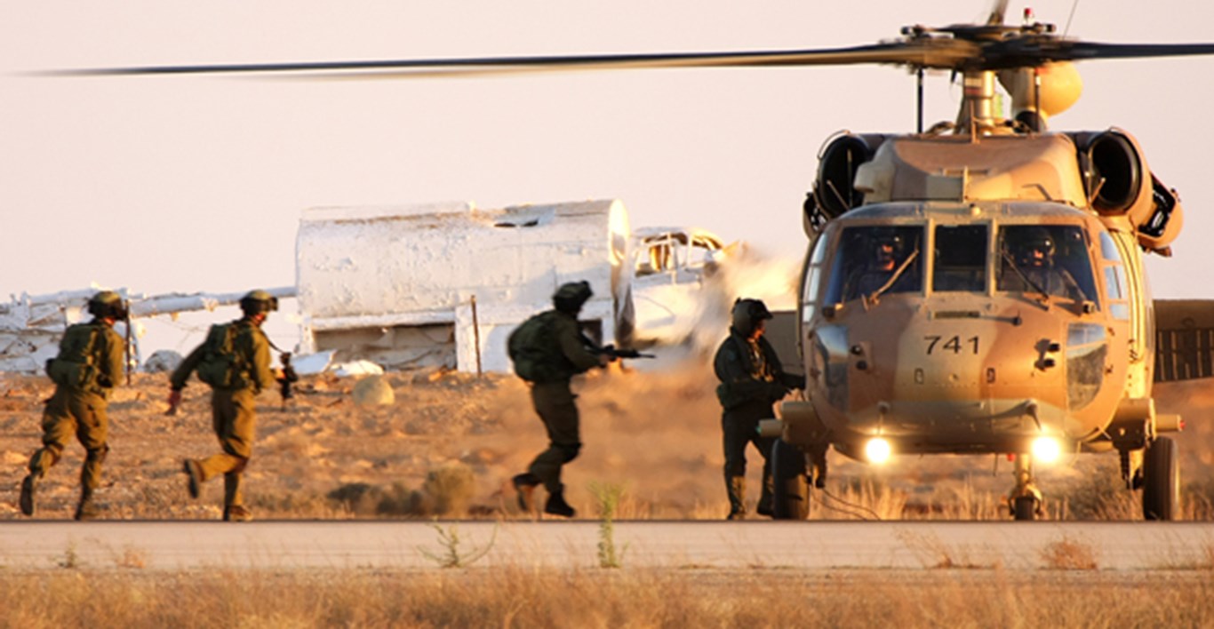 izraelski vojnici ulae u helikopter UH-60M