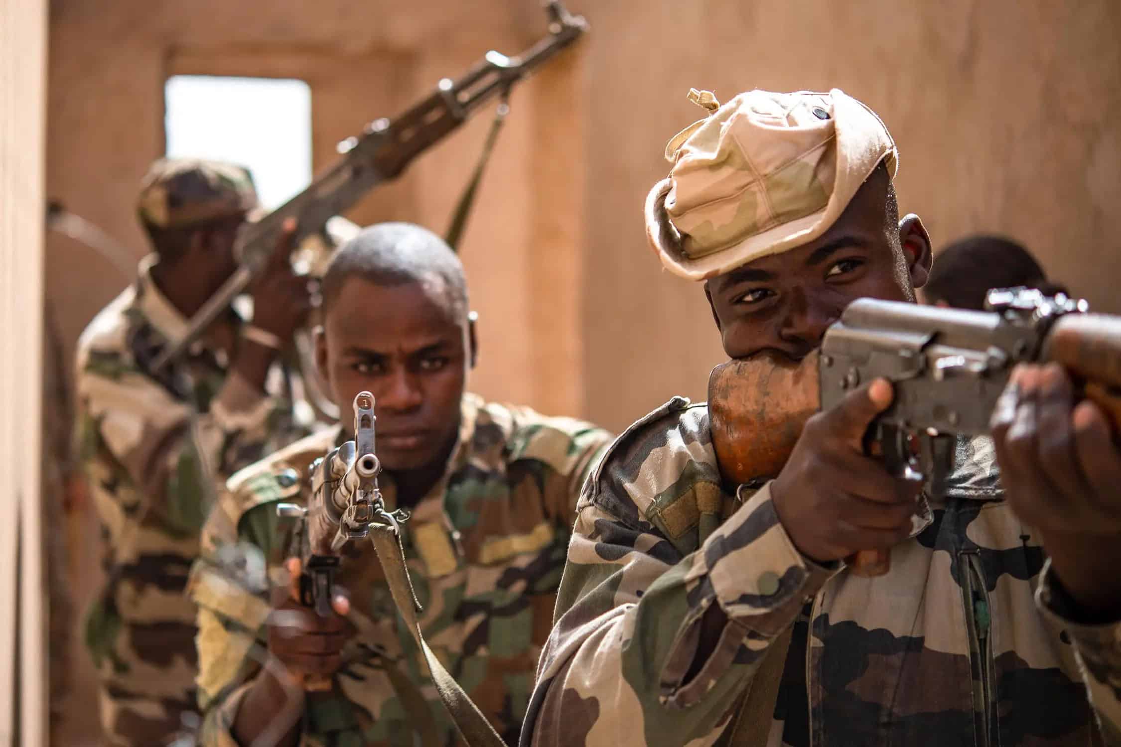 niger-soldiers-air-base-201-agadez-niger-5575933