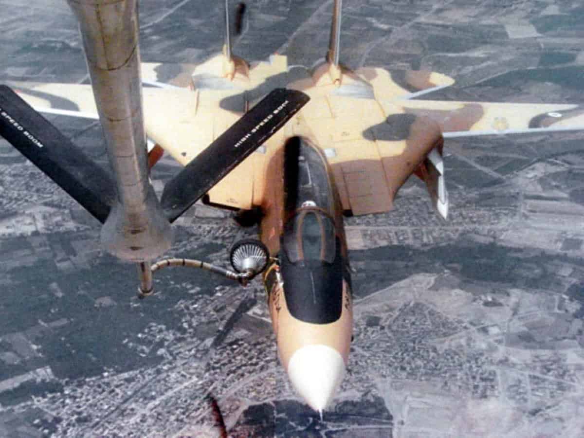 Томкет 3-6027 током пуњења горивом у лету из танкера КЦ-707-3Ј9Ц