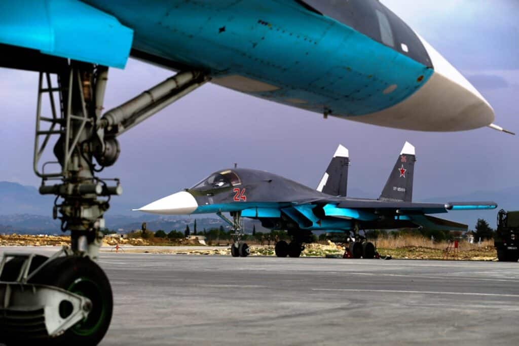 РУСКИ-ФРОНТОВСКИ-БОМБАРДЕРИ-СУ-34-КОРИСТЕ-ПЛАНИРАЈУЋЕ-БОМБЕ-ЗА-НЕУТРАЛИЗАЦИЈУ-УКРАЈИНСКИХ-ЈЕДИНИЦА-ОКО-КУПЈАНСКА