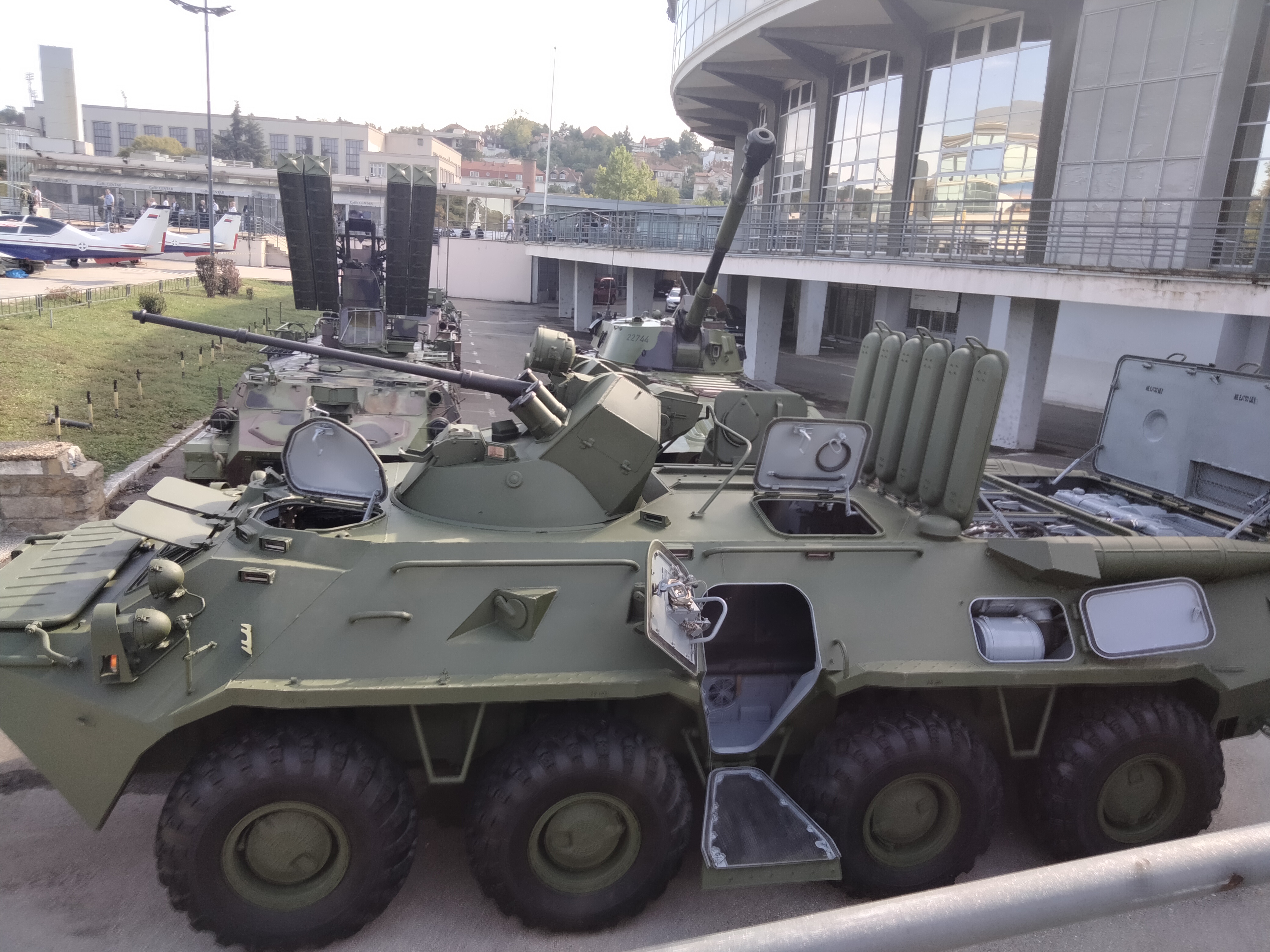 Оклопни транспортер БТР-80 Мађарске армије на Сајму наоружања Партнер 2023. Фото 