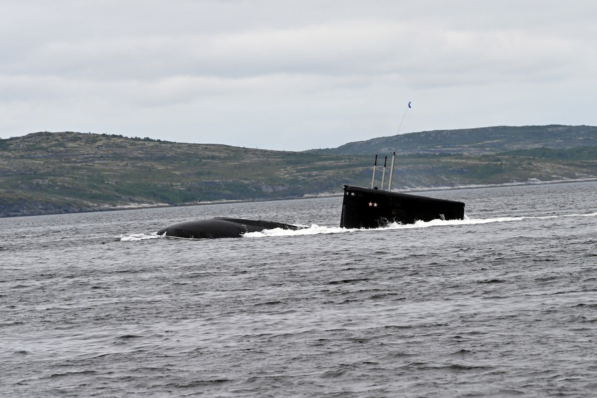 dve-nuklearne-podmornice-sverne-flote-ucestvovace-na-glavnoj-pomorskoj-paradi-ruske-mornarice-u-sankt-peterburgu.j