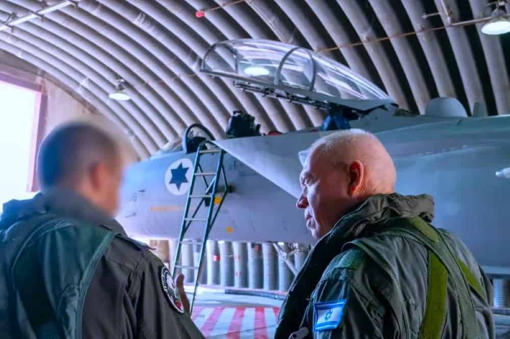 izraelski ministsr odbrane leti na F-15