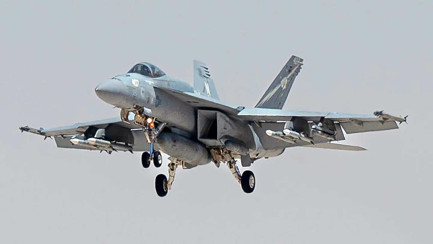 lovci-f-a-18-e-sper-hornet-potpuno-naoružani-raketama-vazduh-vazduh-sleteli-u-jordan