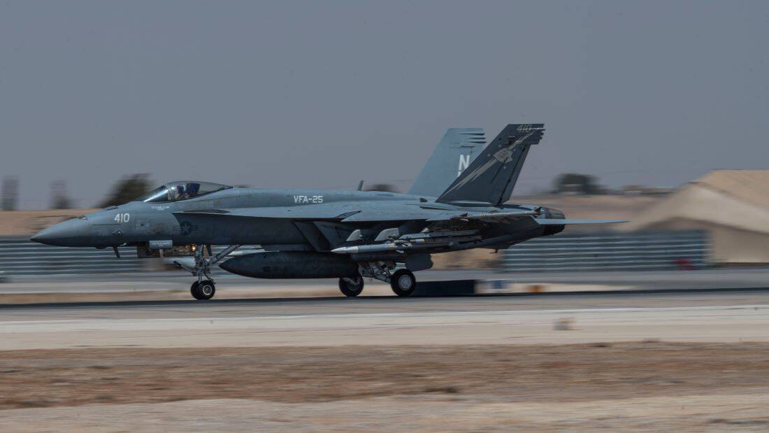 lovci-f-a-18-e-sper-hornet-potpuno-naoružani-raketama-vazduh-vazduh-sleteli-u-jordan