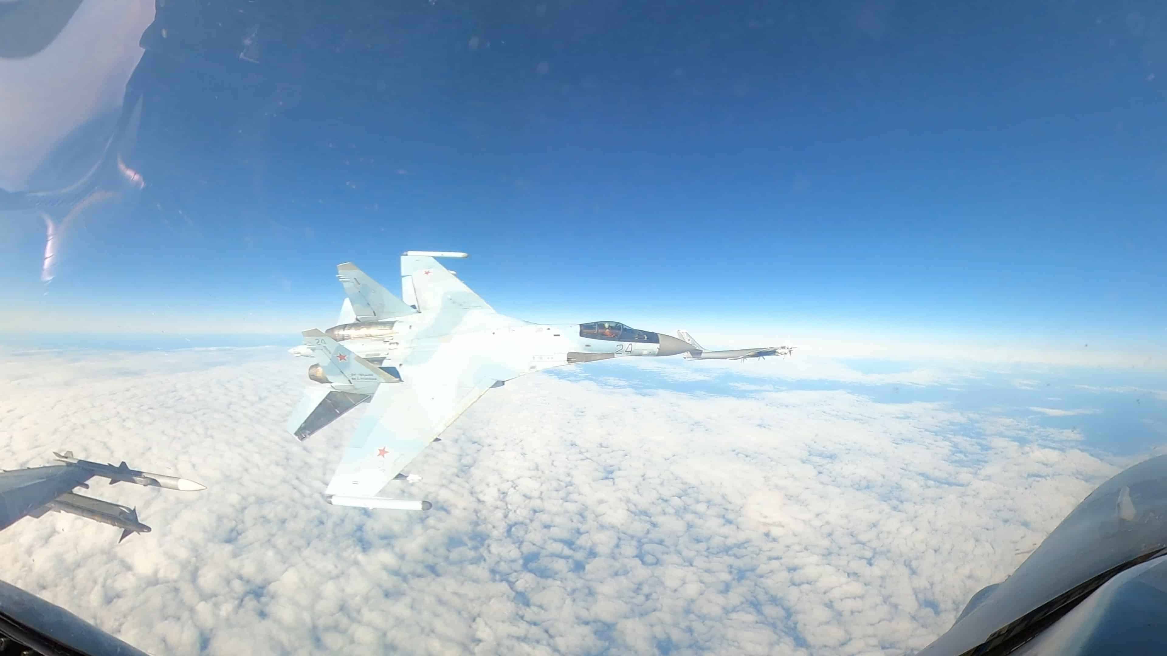 Su-35S-,-F-16,-Aljaska