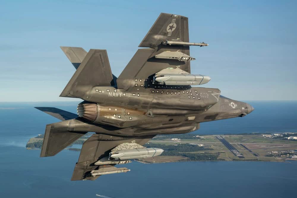 američki-f-35-c-lightnig-II-naoružan-sa-protivbrodskim-raketama-agm-158-c-lrasm