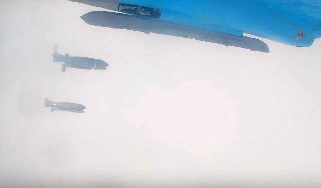 su-34-uništava-bombama-sa-umpk-ukrajinska-oklopna-vozila-u-kurskoj-oblasti