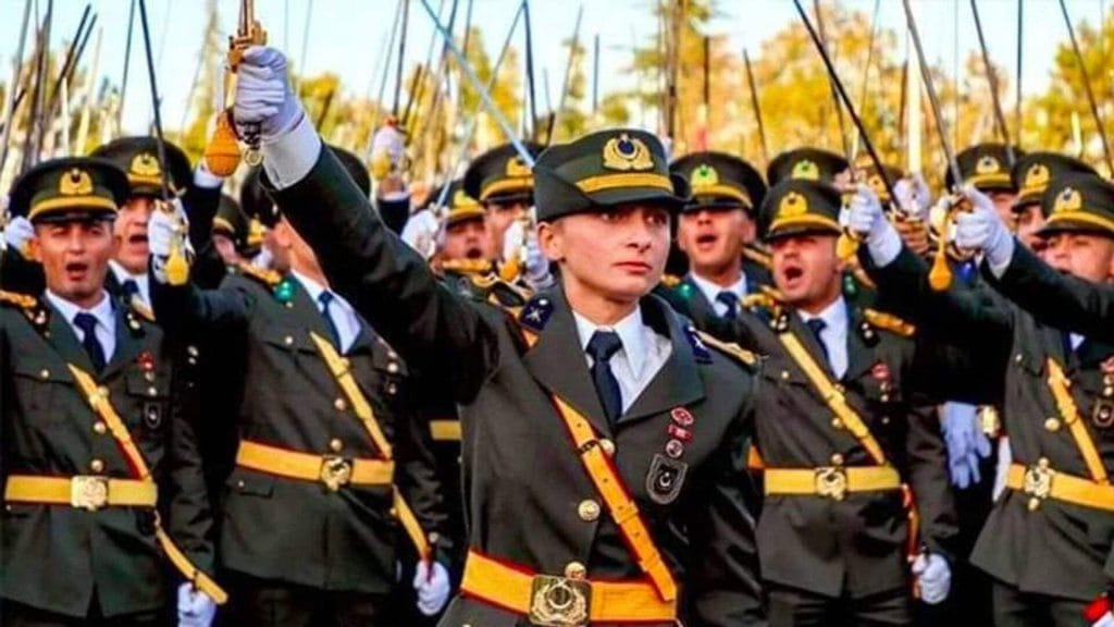 Fotoğraf-Sputnjik Спорна заклетва у Турској, Ероглу у првом плану