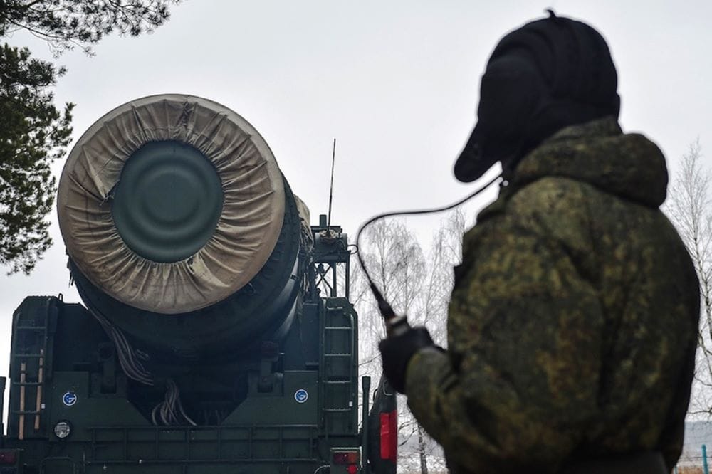 u-dnjepropetrovsku-ukrajinski-i-nato-stručnjaci-pokušavaju-da-prikupe-fragmente-rakete-orešnik