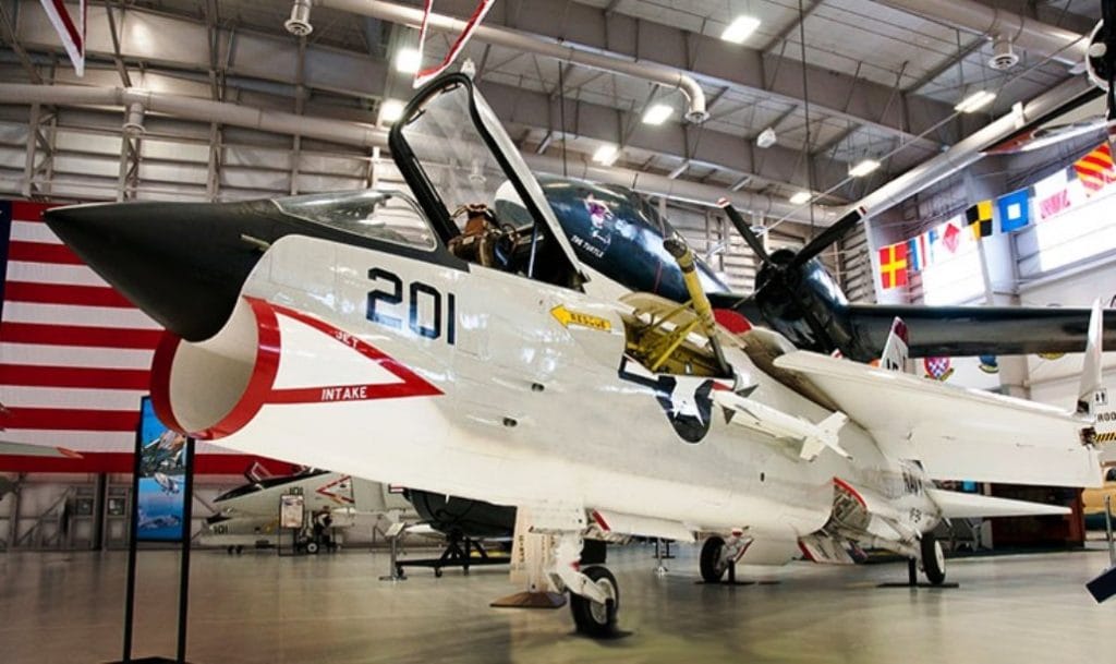 nebeski-krstaš-mornarički-lovac-vought-f-8-crusader