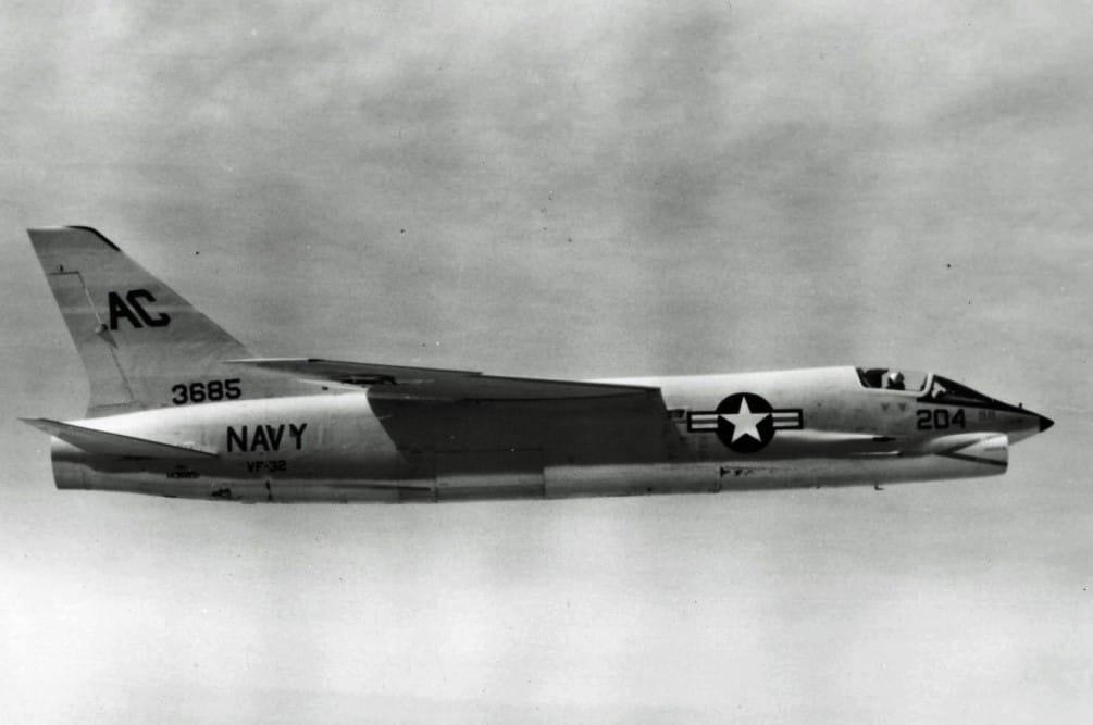 nebeski-krstaš-mornarički-lovac-vought-f-8-crusader2