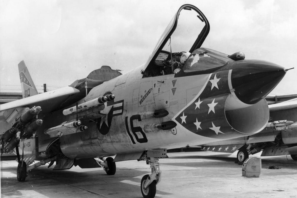 nebeski-krstaš-mornarički-lovac-vought-f-8-crusader3