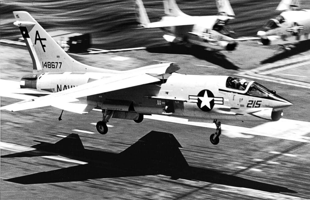 nebeski-krstaš-mornarički-lovac-vought-f-8-crusader4