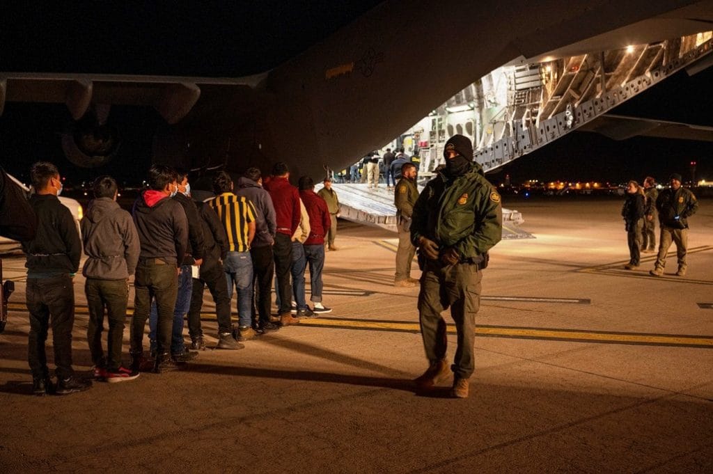 sad-počele-da-šalju-prve-migrante-u-gvantanamo