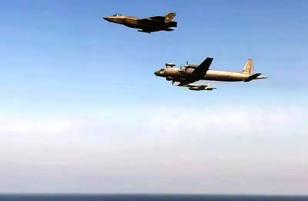 lovci-f-35-c-presreli-protivpodmornički-avion-il-38-n-vazdušno-kosmičkih-snaga-rusije-iznad-nosača-aviona-američke-mornarice