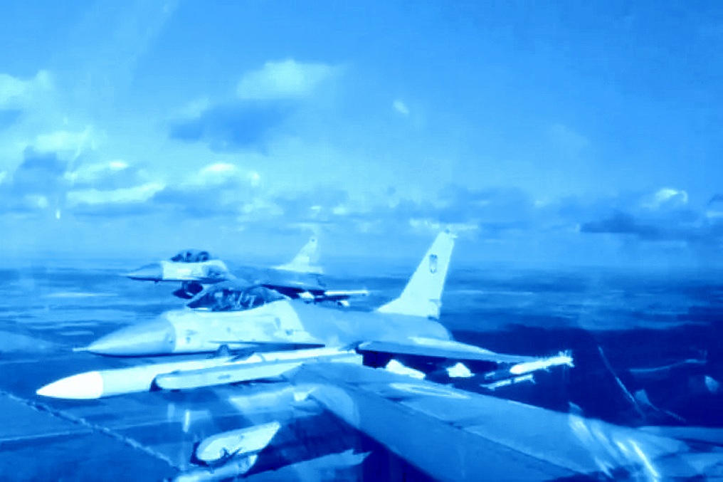 ukrajinski-lovci-f-16u-grupnom-letu-iznad-fronta