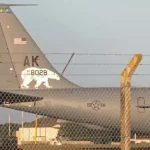 Оштећени КЦ-135 виђен у РАФ Милденхалл: трагови гелера по репу и крилима