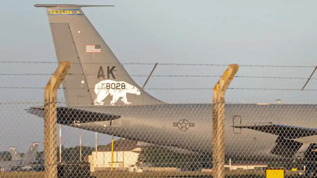 Оштећени КЦ-135 виђен у РАФ Милденхалл: трагови гелера по репу и крилима