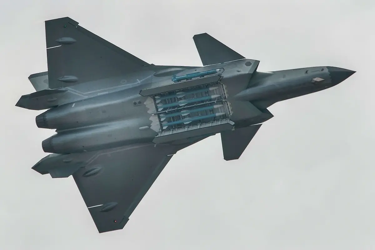 Кинески Ј-35 лети у „беаст моде“ конфигурацији са четири ракете ПЛ-15