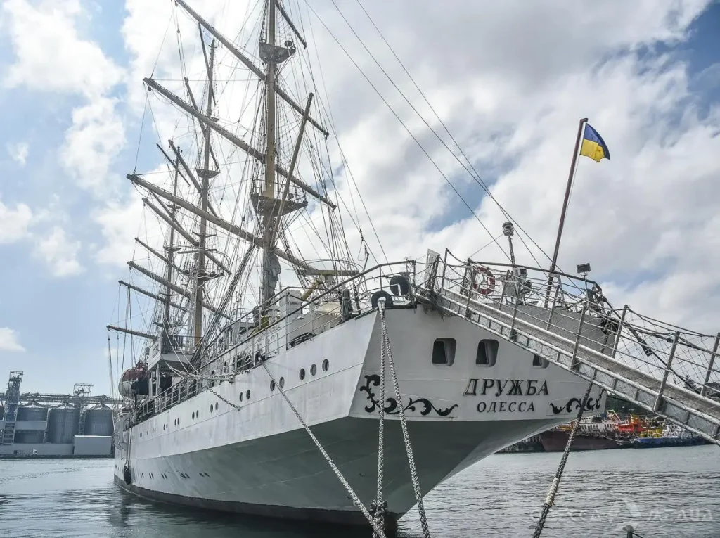 Руски поморски дрон напао украјински школски једрењак „Дружба“ у луци Одеса