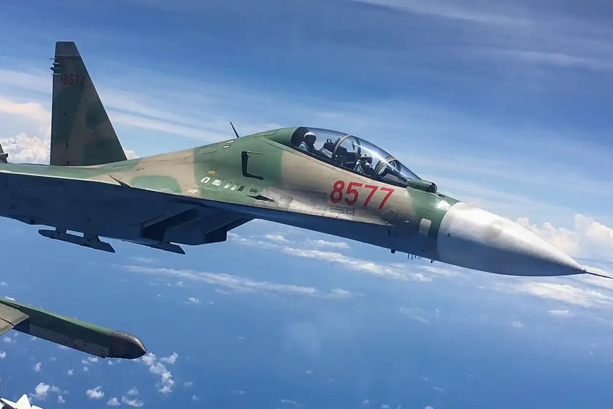 Кинеска морнарица подигла Су-30МК2 изнад спорног острва Хуангјен ради пратње бомбардера Х-6Л