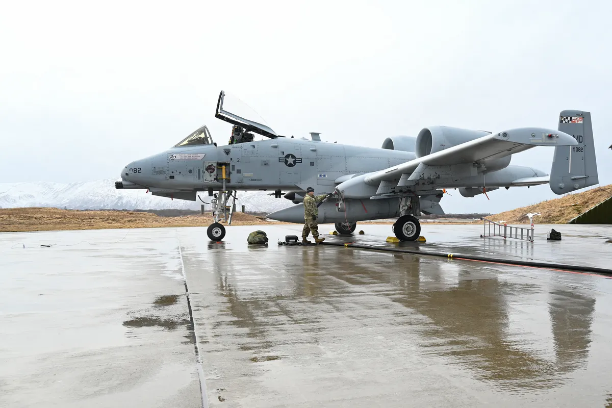 A-10C стигли у Британију са борбеним ознакама, један носи обележје два потопљена иранска чамца