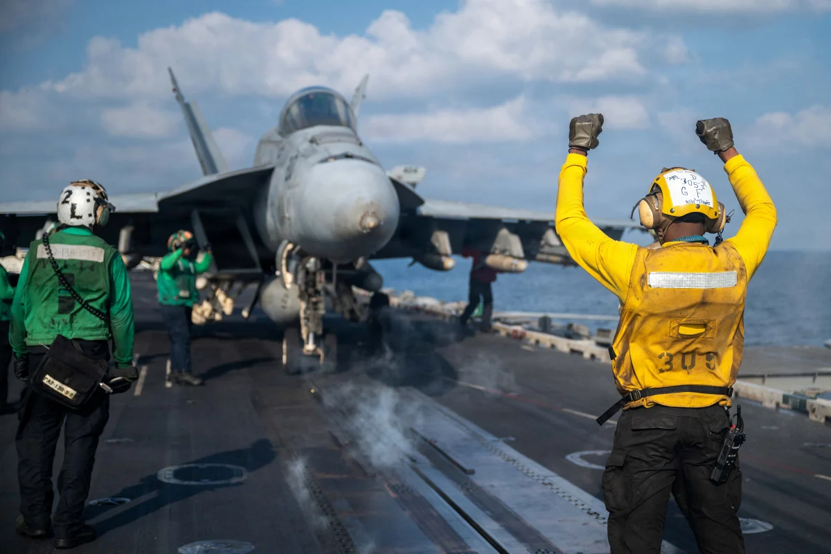Амерички F/A-18 онеспособио нафтни танкер у Оманском заливу