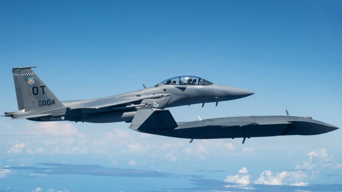 F-15EX и MQ-28 Ghost Bat заједно изнад Филипинског мора током вежбе Valiant Shield 26