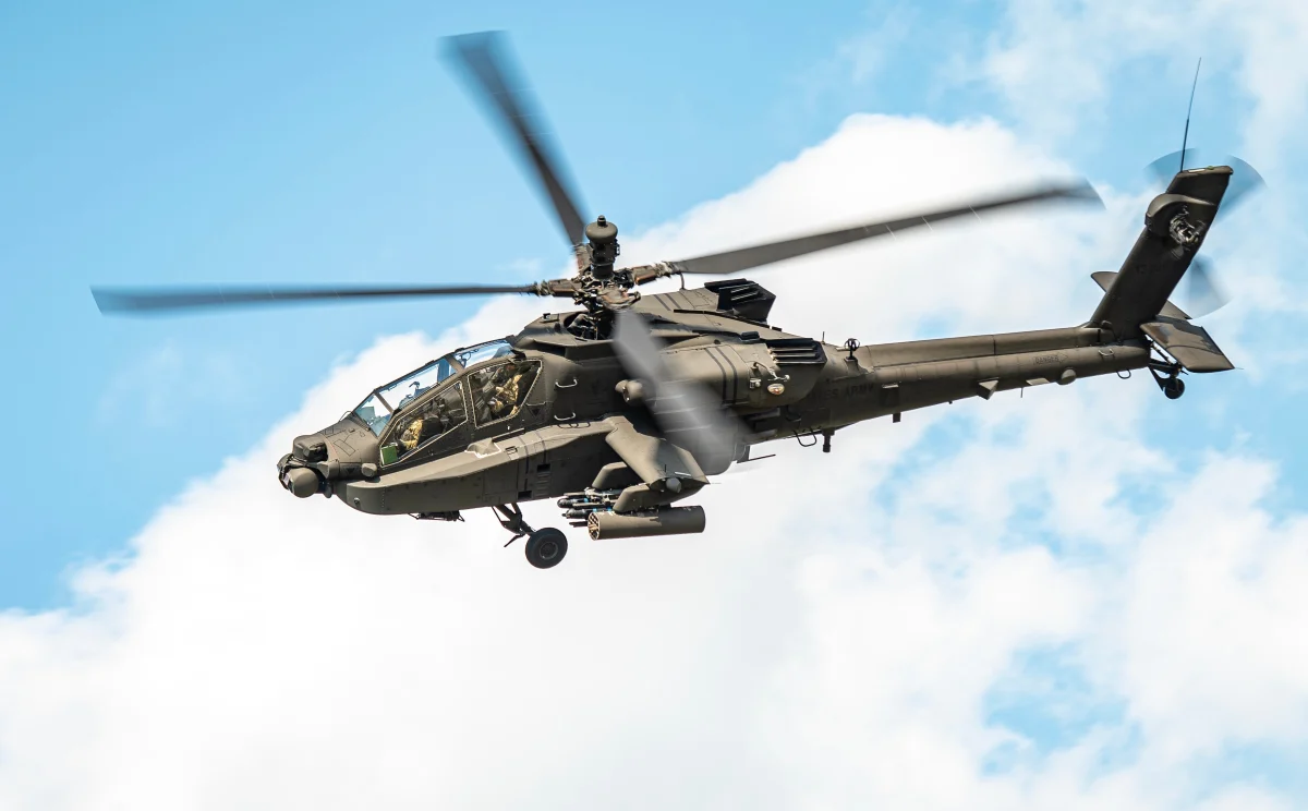 Хегсет ушао у истрагу о прелетима Apache изнад плажа: политика гура у страну безбедност летења