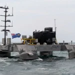 Британска морнарица тестирала беспосадни чамац који сам подиже и враћа дрон