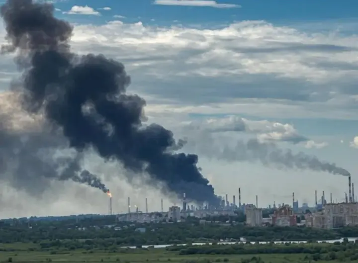 Модернизовани FP-1 погодио рафинерију у Омску на 2.500 km од границе са Украјином
