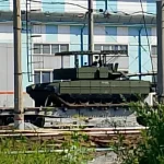 Модернизовани руски Т-80БВМ снимљен на железници са новом антидронском заштитом