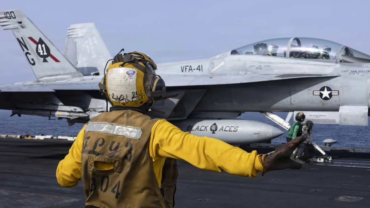 USS Abraham Lincoln после девет месеци у зони сукоба: проблем посаде постао политичко и командно питање