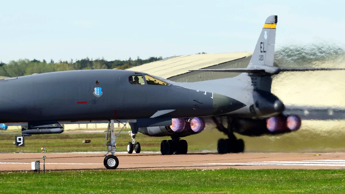 Амерички Б-1Б хитно повучени из базе Ферфорд у Енглеској