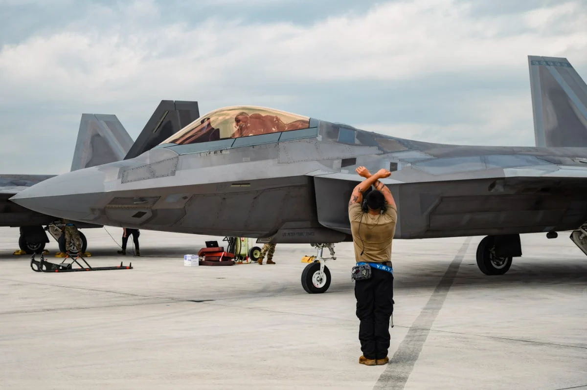 Ескадрила F-22 стигла на југ Јапана за вежбу Keen Sword 27