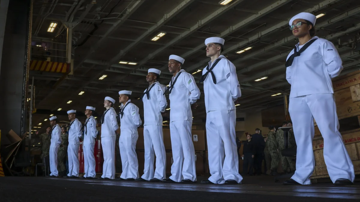 USS Abraham Lincoln после 10 месеци на мору улази у нову фазу: премештај базе открива цену продужених ангажовања