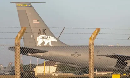 Оштећени КЦ-135 виђен у РАФ Милденхалл: трагови гелера по репу и крилима